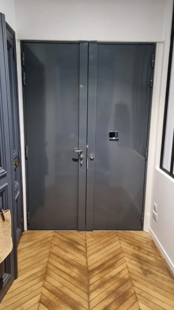 Porte blindée deux vantaux en acier posée dans un appartement parisien